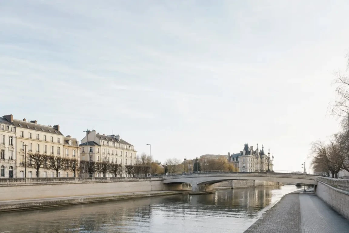 La Vesle, riviere reims, vue éditoriale des berges urbaines de Reims