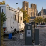 Visiter Reims en camping car : camping-car à l’aire, cathédrale Notre-Dame au fond