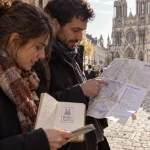 Visiter reims en un jour : couple devant la cathédrale Notre-Dame de Reims, Reims Sacres