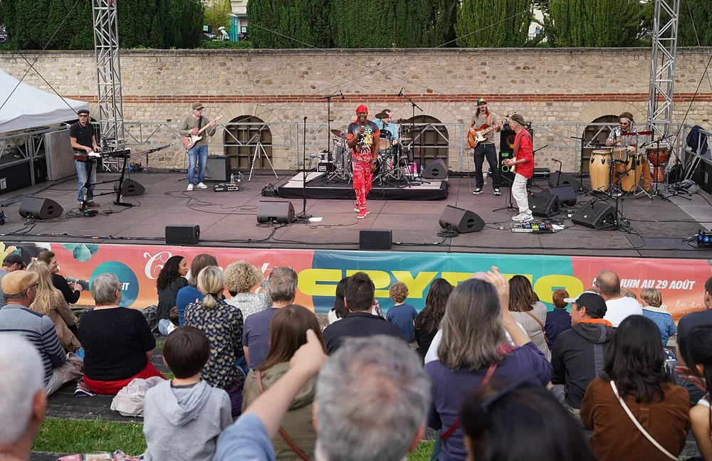 Concert en plein air pour la Fête de la musique 2024 à Reims, public assis devant la scène