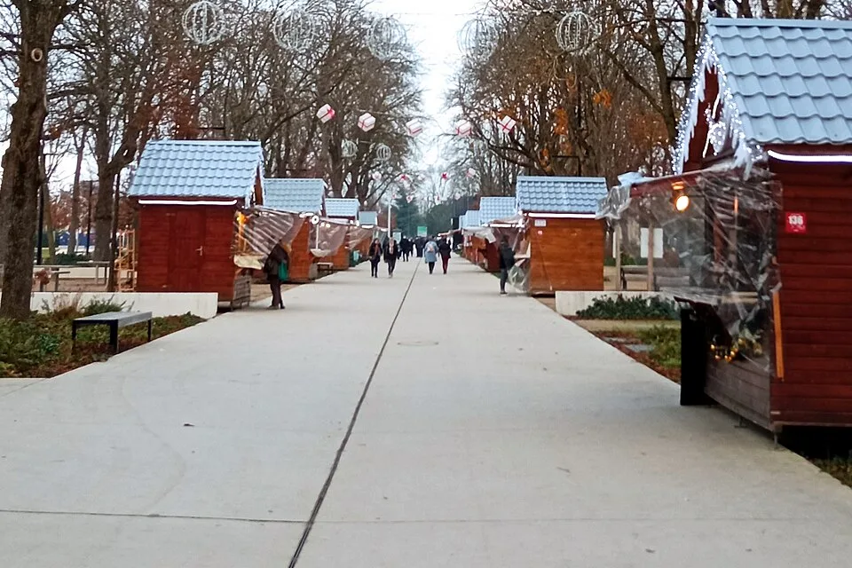 Chalets du marché de Noël sur les hautes Promenades de Reims