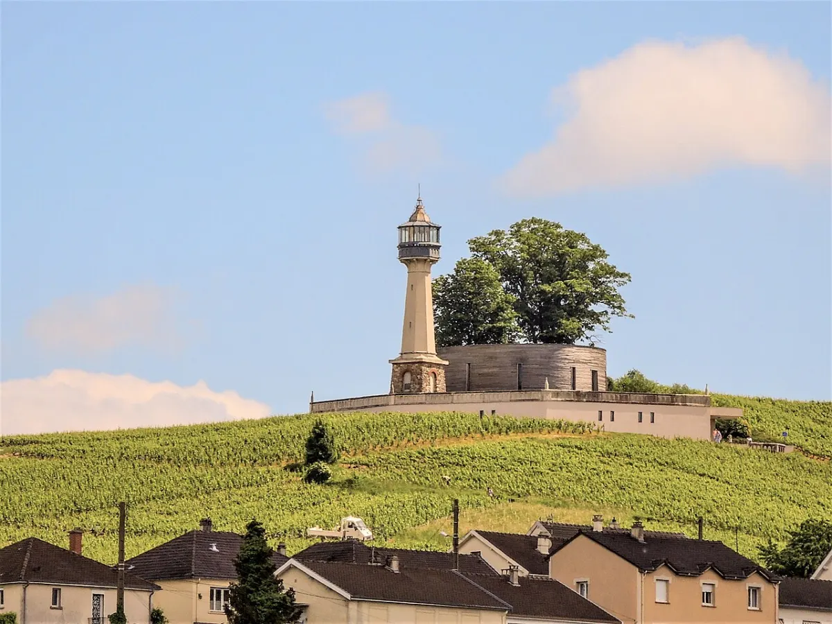 Le phare de Verzenay et son écomusée au sommet d'une colline plantée de vignes