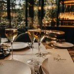 Polychrome restaurant Taittinger à Reims : verres champagne doré sur table